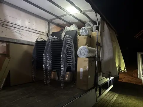 Stoli in škatle, naloženi v kombi Iveco za selitev