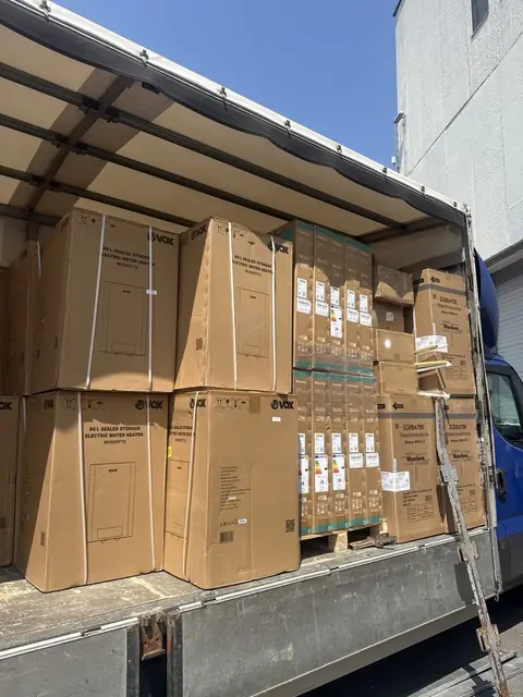 Bela tehnika, naložena v kombi Iveco Daily