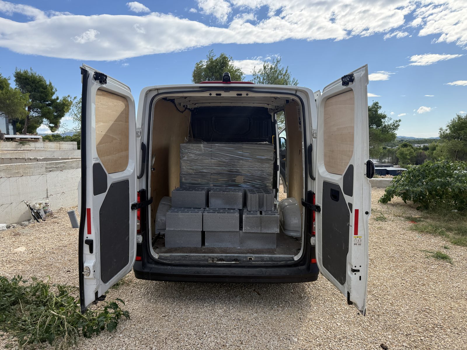 Gradbeni bloki na paletah v kombiju VW Crafter