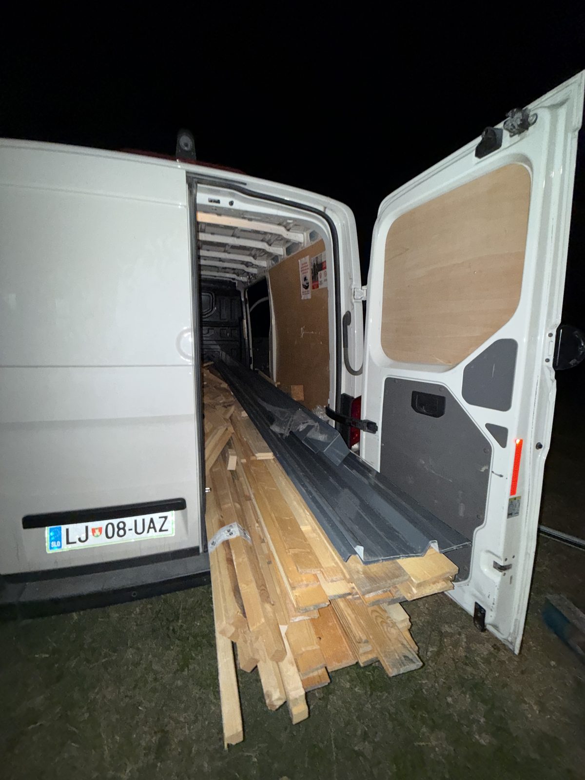 Odpadne letve, naložene v kombi VW Crafter