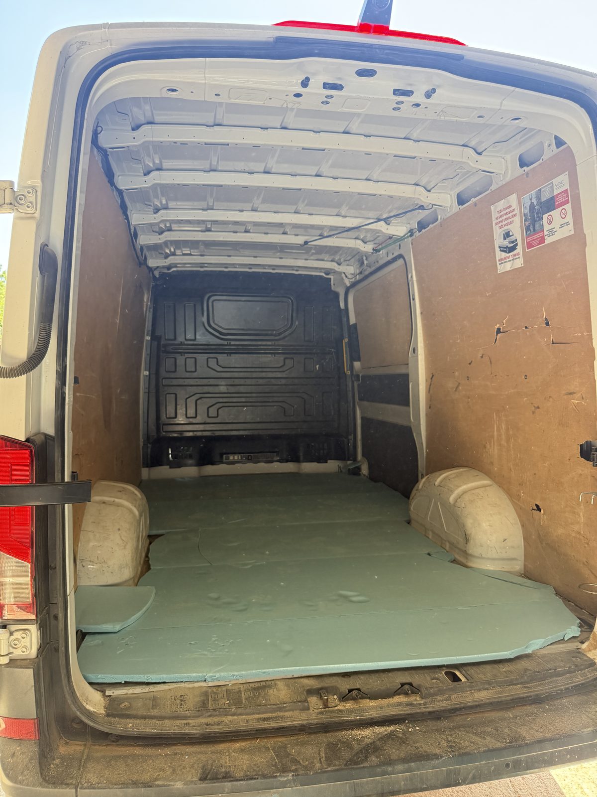 Prazen tovorni prostor kombija VW Crafter