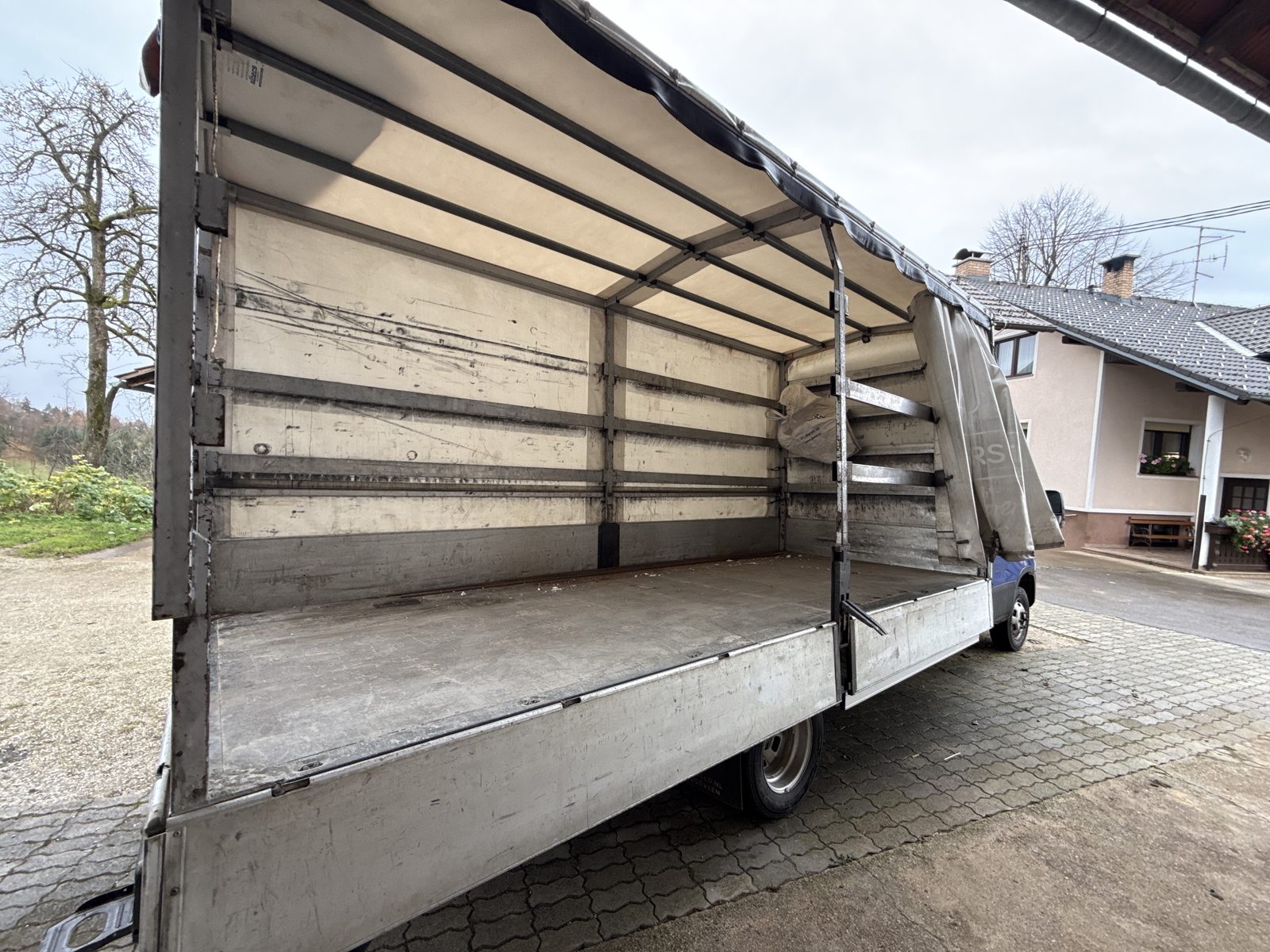 Prazen tovorni prostor kombija Iveco Daily s cerado