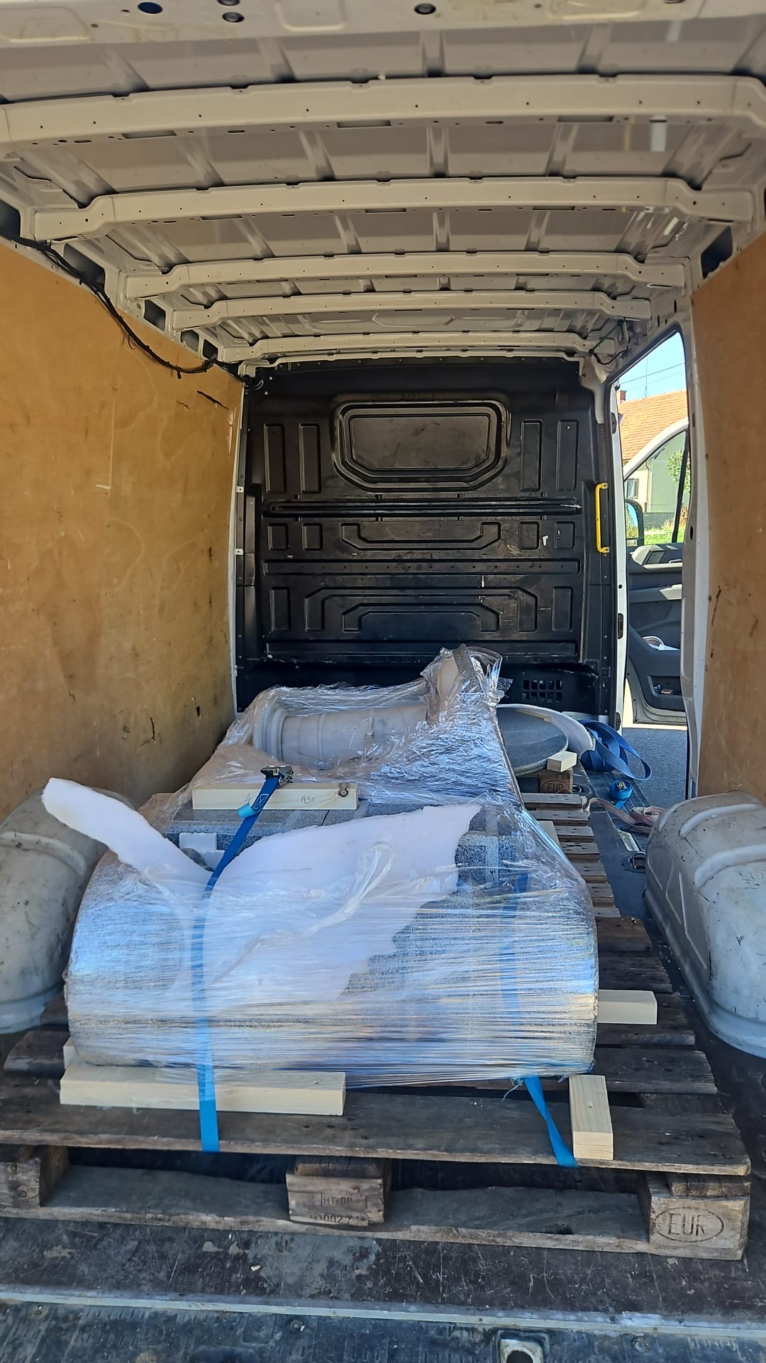 Zavarovana paleta, pritrjena s trakovi v kombiju VW Crafter