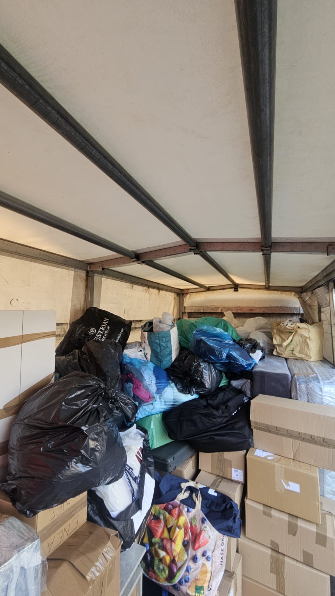 Keson kombija Iveco, poln škatel in vreč med selitvijo stanovanja