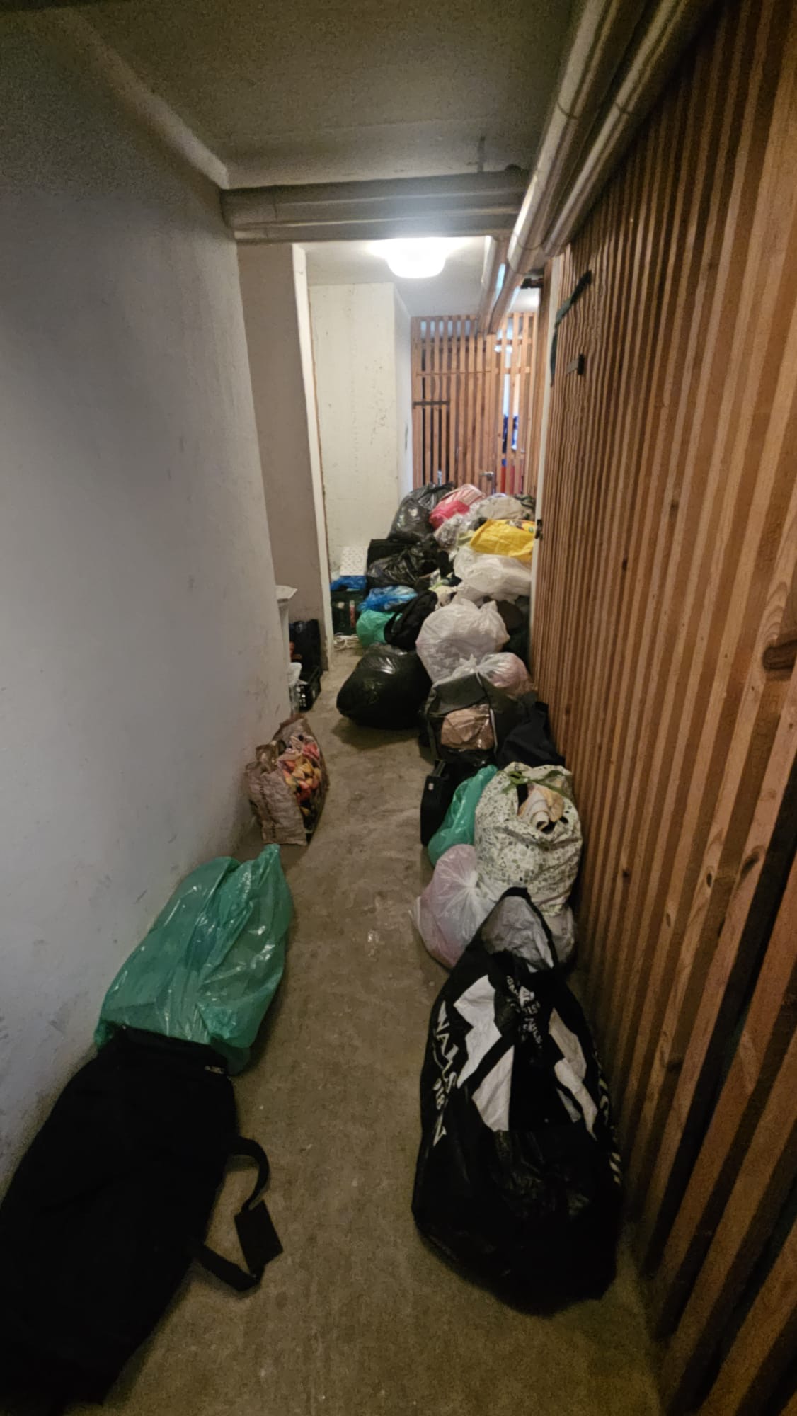 Vreče in stvari, pripravljene za odvoz iz stanovanja